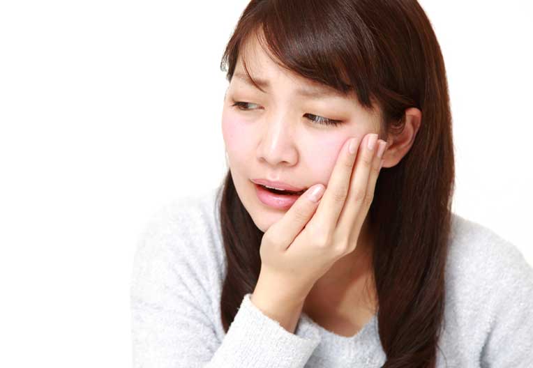 顎関節症を気にする女性